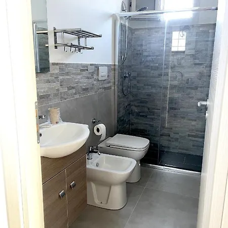 Il Tirreno לינה וארוחת בוקר 3*